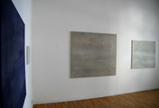 Innenraumphoto der Galerie da entlang. Blick in den Raum. 4 Bilder